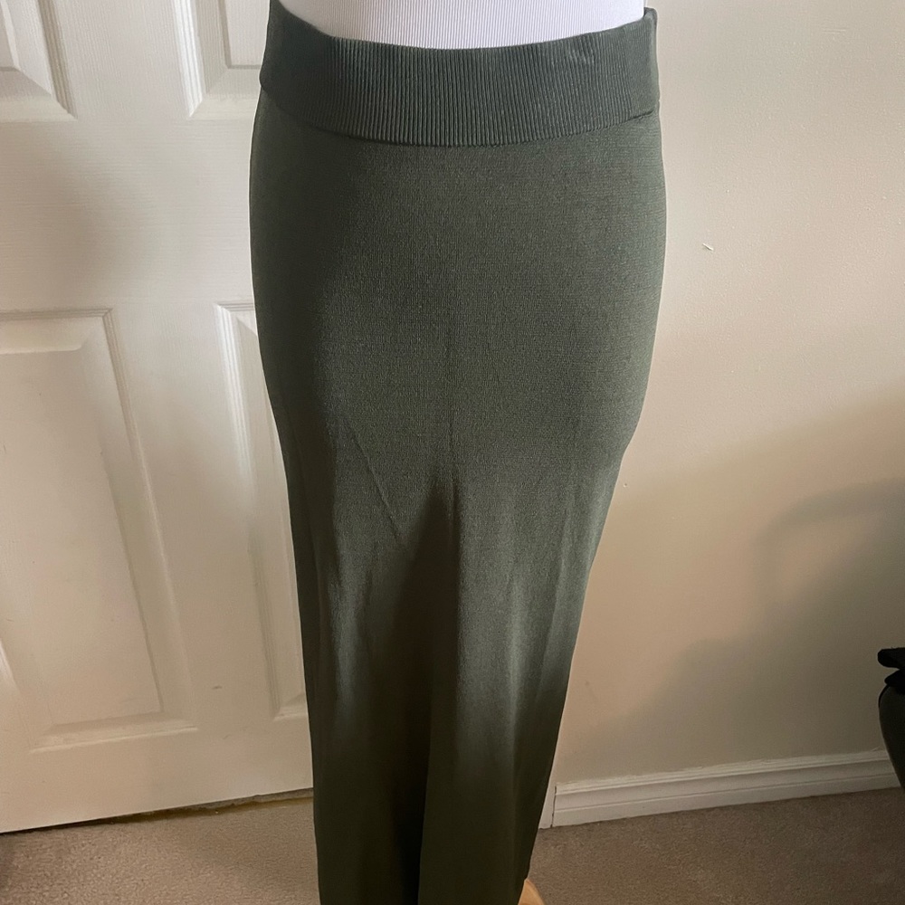 Very nice pencil skirt with slit in back, Made in Korea